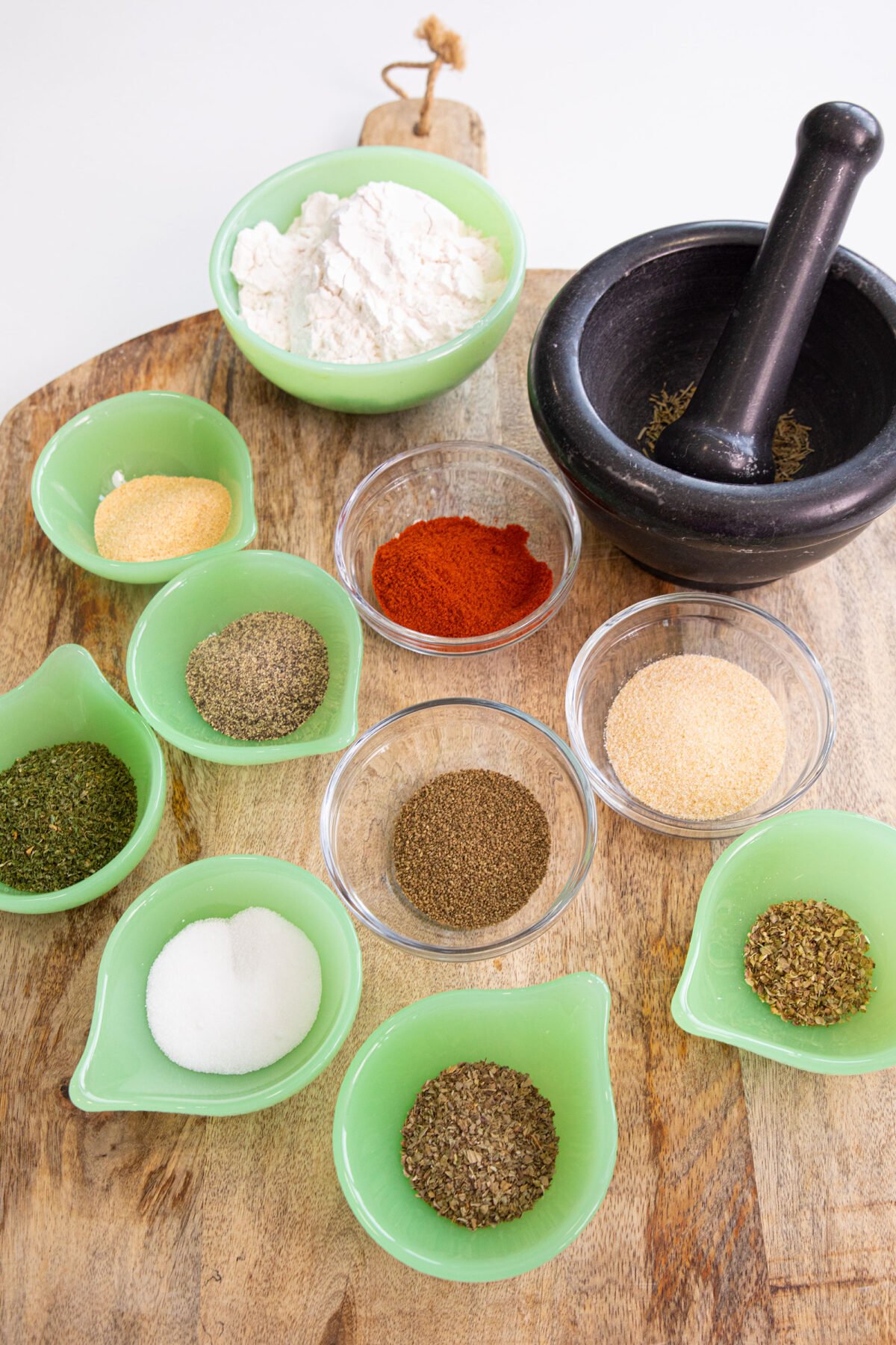 Store this homemade beef stew seasoning in the cupboard and use whenever you make stew. #thekitchenmagpie #beefstew #easyrecipes ingredients for beef stew seasoning